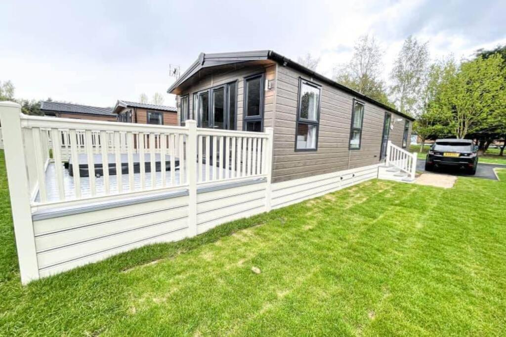 Lucas Lodge With Hot Tub Barmby on the Moor 외부 사진