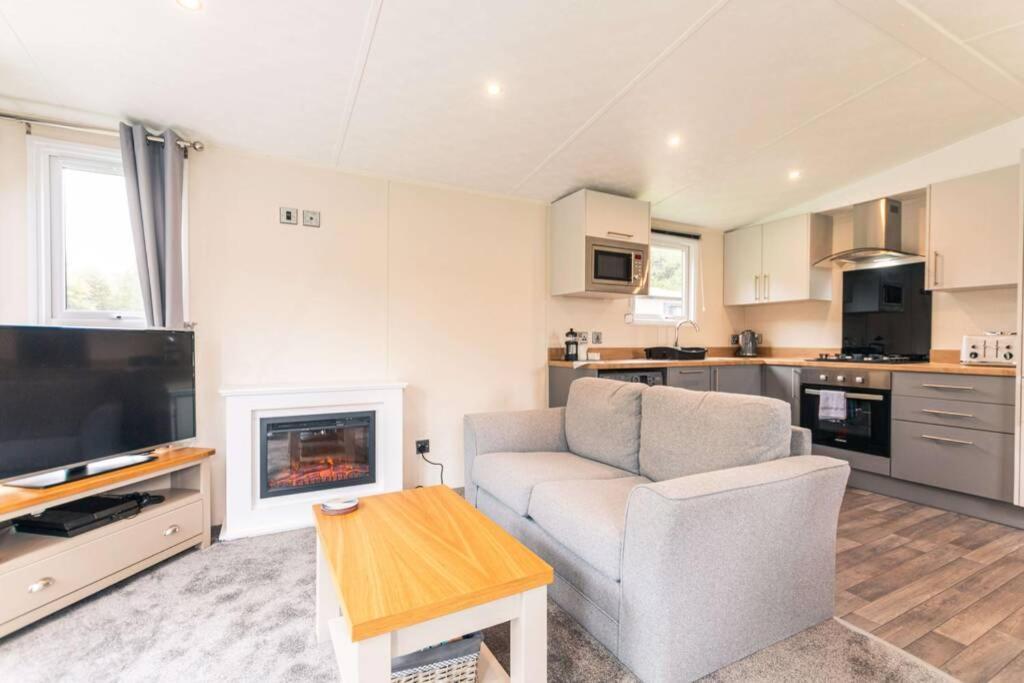 Lucas Lodge With Hot Tub Barmby on the Moor 외부 사진
