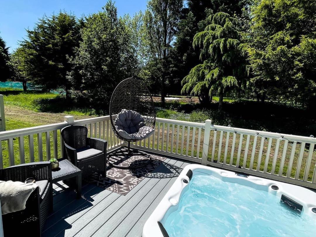 Lucas Lodge With Hot Tub Barmby on the Moor 외부 사진